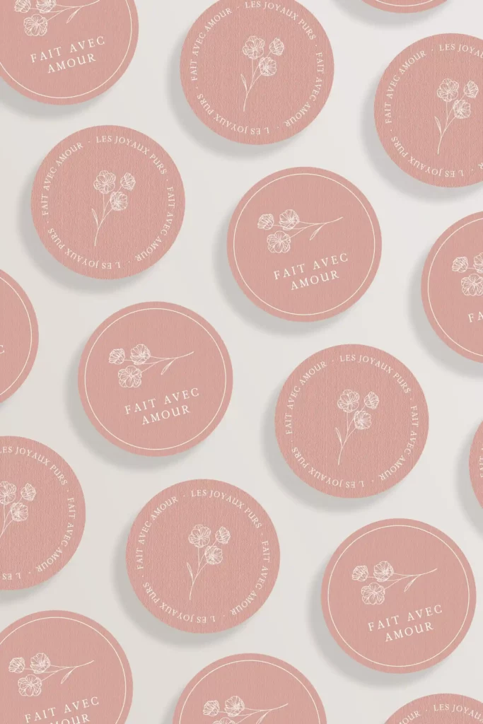 Hadjar Zobairi, fondatrice des Joyaux Purs, a confié à l’Agence Innova la refonte de son identité pour refléter un positionnement premium et un univers doux et élégant. Souhaitant une illustration de fleurs raffinée et fine, accompagnée d’une typographie romantique, la cliente a exprimé son désir d’allier élégance intemporelle et délicatesse. L’Agence Innova a conçu un branding élégant, incluant une analyse concurrentielle et un plan de communication, parfaitement aligné sur les valeurs de la marque et destiné à séduire une clientèle internationale.
